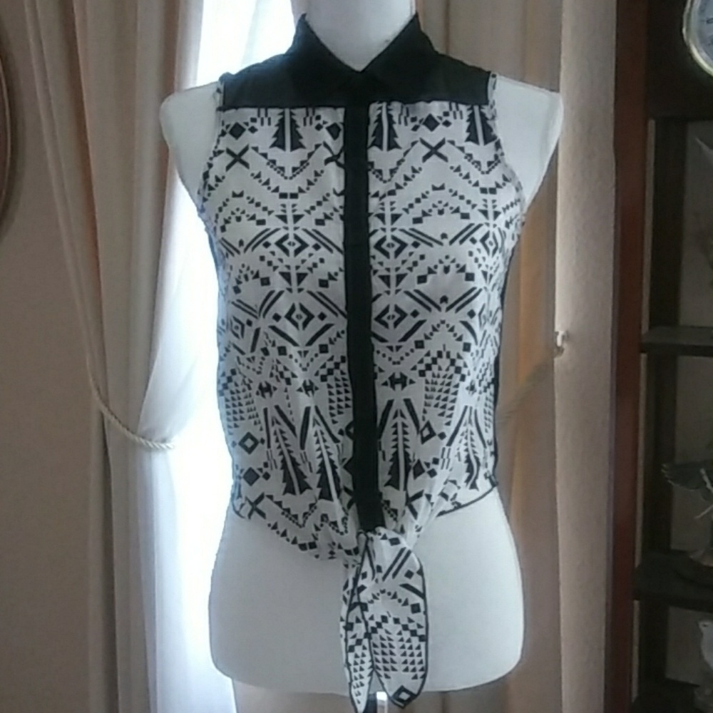 Charlotte Russe Geometric Crop Top Blouse